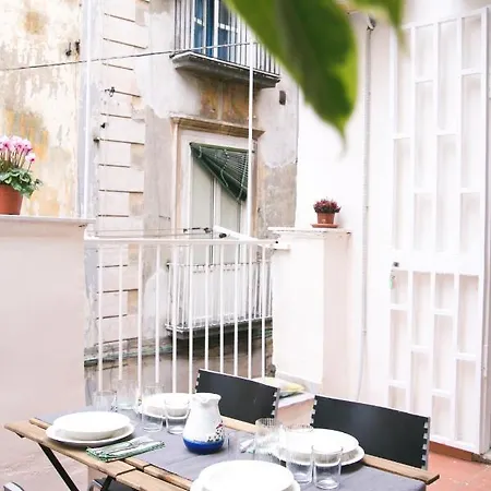 Apartment La Casa Del Nespolo, 2 Terrazzi E 2 Bagni In Centro Naples