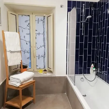 Apartment La Casa Del Nespolo, 2 Terrazzi E 2 Bagni In Centro
