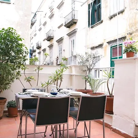 La Casa Del Nespolo, 2 Terrazzi E 2 Bagni In Centro Naples