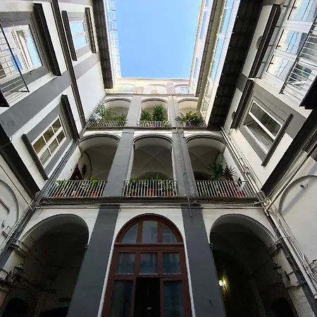 Cache-nez, Appartamento Napoli