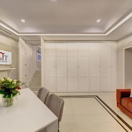 S&t Luxury House In Plebiscito Square Apartment