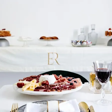 élite Bed & Breakfast *