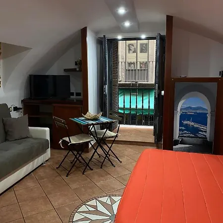 Apartment In Love: Balconcino Spaccanapoli