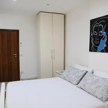 Centrale Budget Apartment Naples