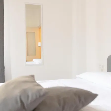 Nella's Carlo Iii Apartment *