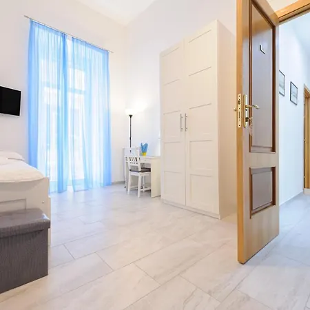 Via Aniello Falcone 72b Apartment *