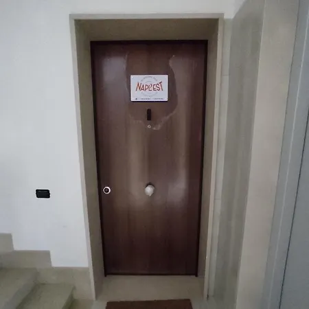 Bbnapl'est * Nápoles