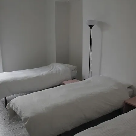 Guest house In Bb - 1 Bed In Basic 6 Bed Female Share Bathroom *