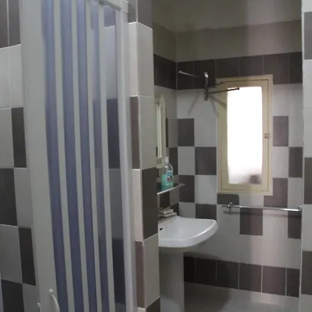 In Bb - 1 Bed In Basic 6 Bed Female Share Bathroom * Naples