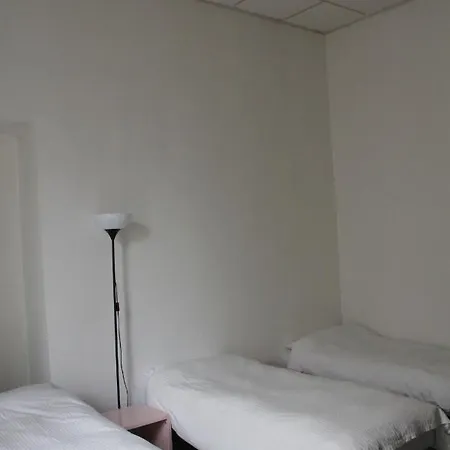 Guest house In Bb - 1 Bed In Basic 6 Bed Female Share Bathroom Naples