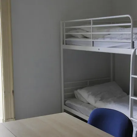 Guest house In Bb - 1 Bed In Basic 6 Bed Female Share Bathroom *