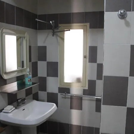 In Bb - 1 Bed In Basic 6 Bed Female Share Bathroom Naples