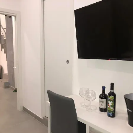 3 Chiaia 3* Naples