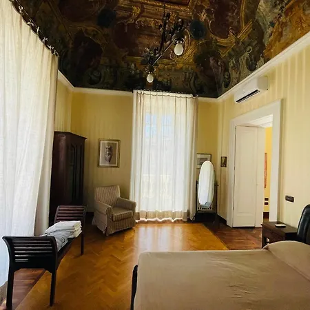 Sul Teatro San Carlo Napels