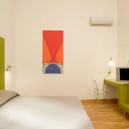 Piazza Bellini & Hotel 3*