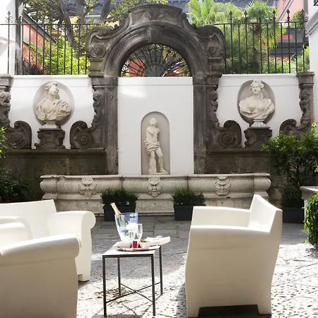 Piazza Bellini & Hotel