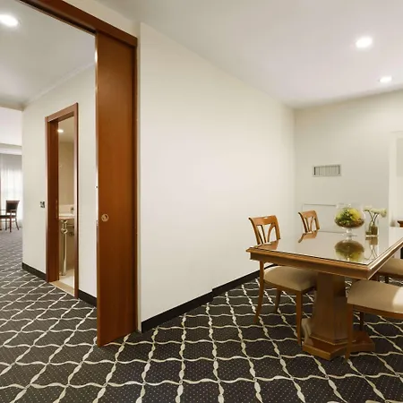 Ramada By Wyndham Neapol