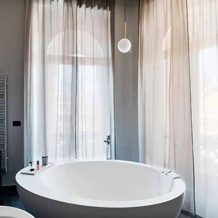 Amadomus Luxury 4* Napoli