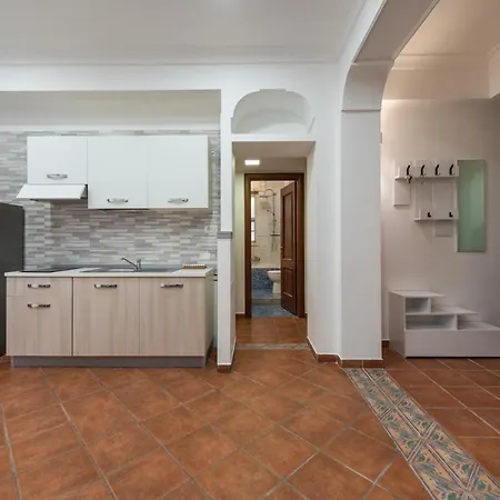 Metro 1 Materdei - Tranquillo Per 4 Apartment Naples