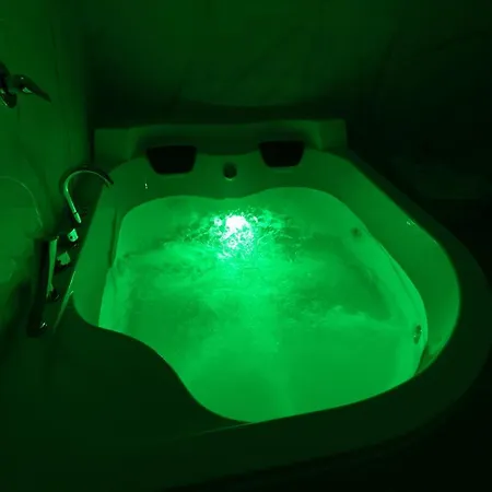 My Brilliant With Jacuzzi 2 Steps From St Toledo Affittacamere Napoli