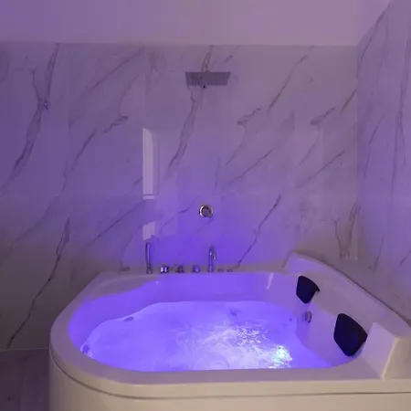 My Brilliant With Jacuzzi 2 Steps From St Toledo Affittacamere Napoli