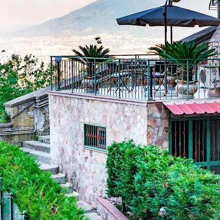 Apartman Vesuvio Rooftop, Host *