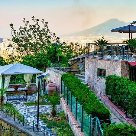 Vesuvio Rooftop, Host * Nápoly