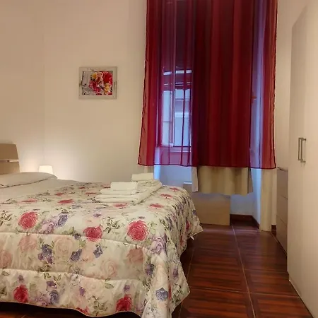Appartamento Nella Storica Piazza Carlo Iii *