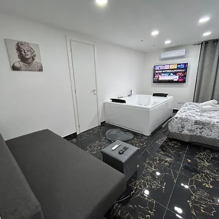 Giovanni Luxury Suites *