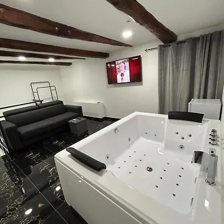 Giovanni Luxury Suites *