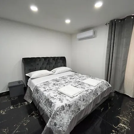 Giovanni Luxury Suites *