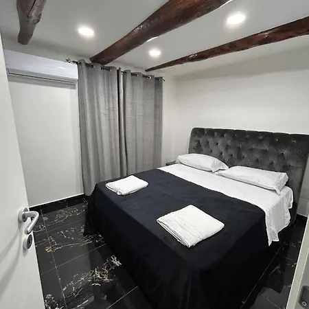 Giovanni Luxury Suites *