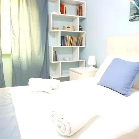 Hostly - Vittoria House - Near The Center With Private Parking Apartamento