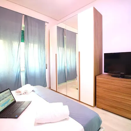 Hostly - Vittoria House - Near The Center With Private Parking Apartamento
