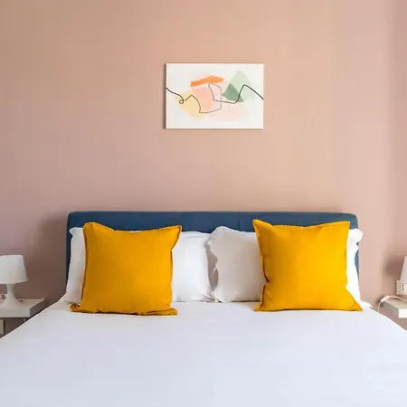 Maria's Bright Flats At The Cathedral Apartment