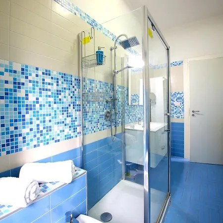 Apartamento Hostly - Vittoria House - Near The Center With Private Parking Nápoles