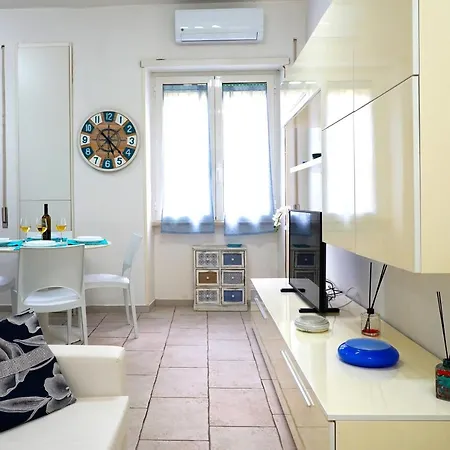 Hostly - Vittoria House - Near The Center With Private Parking Apartamento Nápoles