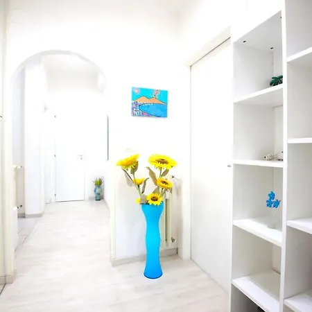 Hostly - Vittoria House - Near The Center With Private Parking Apartamento Nápoles