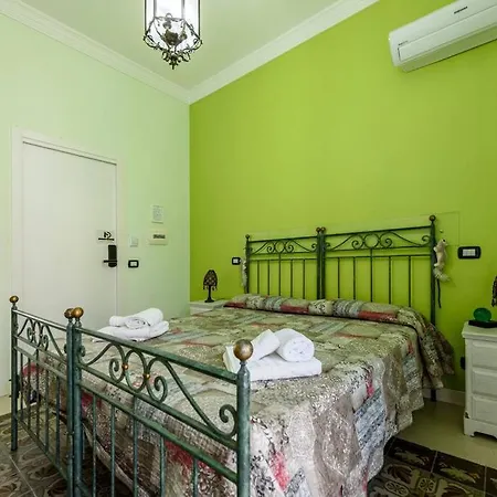 Central Green With Garden View Appartamento Napoli