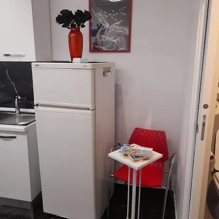 Lux House Airport Pensionat *