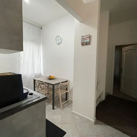 Red Bridges Apartment