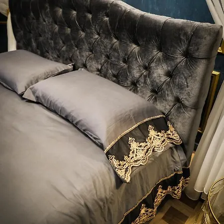 Momarooms Naples