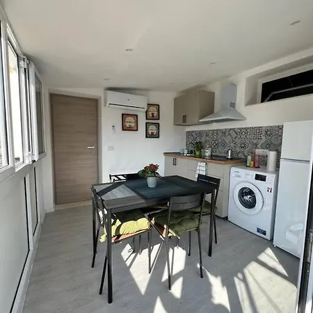 A Quattro Passi Dalla Stazione Apartment *
