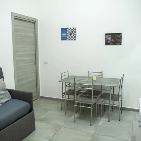Na' Stanza In Piazza * Napoli
