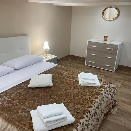 E&g House Naples