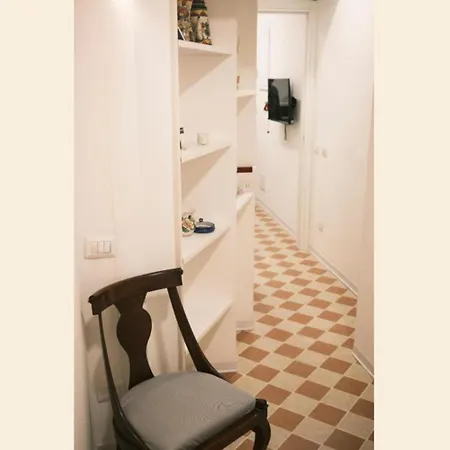 Nespolino, Piccola Casetta In Centro Storico Al Piano Terra Con Piccolo Spazio Esterno Privato *