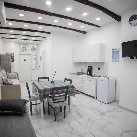 Royal Spaccanapoli Apartment *