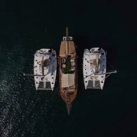 Botel Catamarano Dory Naples