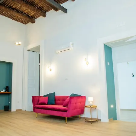 Palazzo Goyze, Familiare * Naples