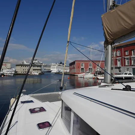Botel Catamarano Dory Naples